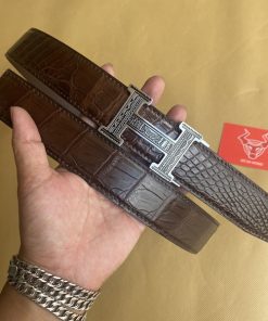 Điểm nhấn độc đáo từ dây nịt Hermes: Thiết kế đơn giản nhưng tinh tế, dây nịt nam da cá sấu Hermes mang đến sự lịch lãm và thể hiện gu thời trang đẳng cấp của bạn. Sản phẩm thích hợp cho mọi dịp và dễ dàng kết hợp với các trang phục khác nhau.