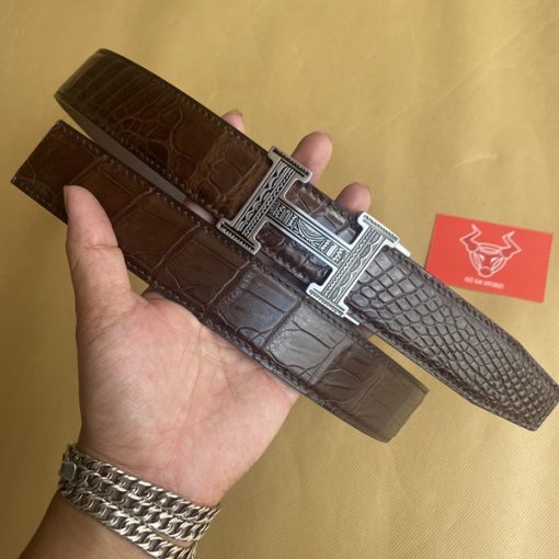 Điểm nhấn độc đáo từ dây nịt Hermes: Thiết kế đơn giản nhưng tinh tế, dây nịt nam da cá sấu Hermes mang đến sự lịch lãm và thể hiện gu thời trang đẳng cấp của bạn. Sản phẩm thích hợp cho mọi dịp và dễ dàng kết hợp với các trang phục khác nhau.