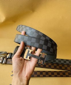 Dây thắt lưng nam mặt khóa Hermes là sản phẩm thời trang sang trọng và đẳng cấp của thương hiệu Hermes, được làm từ chất liệu da cao cấp và thiết kế độc đáo.
