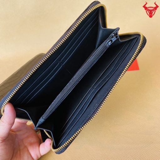 Mặt bên trong của ví: Trưng bày không gian rộng rãi để đựng tiền, thẻ và các vật dụng cá nhân khác. Thiết kế thông minh và tiện lợi.