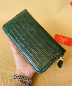 Một góc nhìn tổng thể của chiếc ví cầm tay nữ da cá sấu BU11A8, cho thấy kiểu dáng và kích thước của sản phẩm.