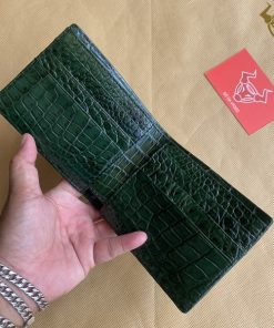 Ví Ngắn Da Cá Sấu 2 Mặt Xanh Lá VC11A8 - Điểm Nhấn Phong Cách! Với màu xanh lá tươi mới, chiếc ví này là sự kết hợp hoàn hảo giữa sự thanh lịch và sự sang trọng, phản ánh gu thẩm mỹ của bạn