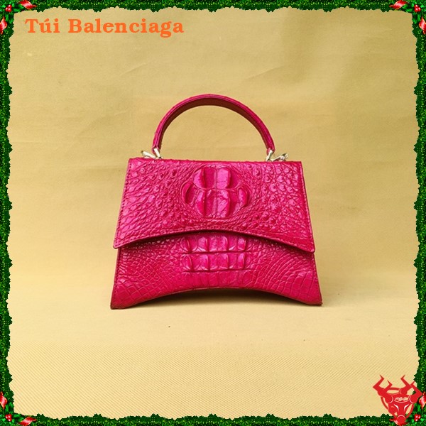 Túi Balenciaga Màu hồng có thể kết hợp với nhiều màu sắc khác nhau, từ trắng, đen, xám đến các màu pastel, giúp tạo nên những bộ trang phục đa dạng và phong cách.