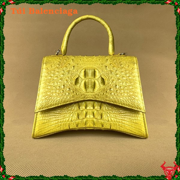 Túi Balenciaga màu vàng chanh dễ dàng kết hợp với nhiều trang phục khác nhau, tạo điểm nhấn nổi bật, làm cho trang phục trở nên sống động và cuốn hút hơn