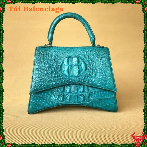 Túi balenciaga da cá sấu màu xanh ngọc Màu xanh ngọc có thể dễ dàng phối hợp với nhiều màu sắc khác nhau, từ những gam màu trầm đến những màu sắc tươi sáng, tạo nên vẻ đẹp hài hòa và đa dạng.