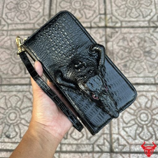 Chiếc ví với thiết kế đặc trưng từ đầu cá sấu nguyên con, mang đến sự khác biệt và đẳng cấp cho người sử dụng.