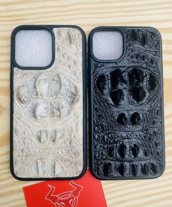 Ốp lưng iPhone 15 Pro Max da cá sấu gù màu trắng và đen, thiết kế tinh tế và sang trọng.