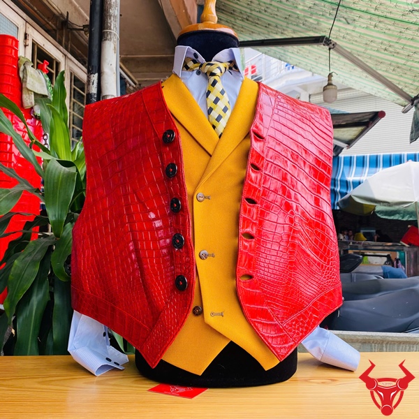 Đột phá phong cách với áo vest da cá sấu đỏ rực Vest da cá sấu phối áo vest vàng sang trọng