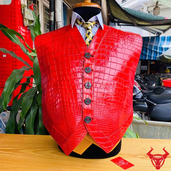 May đo thủ công vest da cá sấu – tinh xảo đến từng đường kim Vest da cá sấu đỏ may đo chuẩn dáng