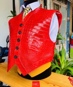 Áo vest da cá sấu đỏ bóng – phong cách doanh nhân