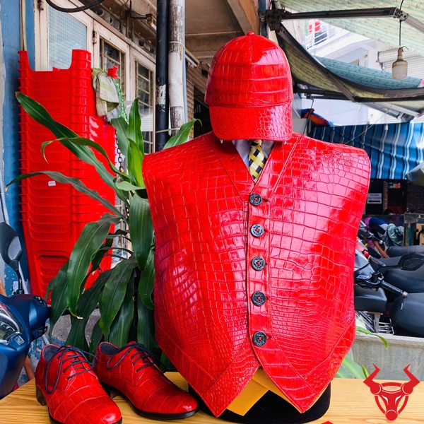 Vest da cá sấu thật màu đỏ nổi bật – Thiết kế may đo chuẩn form Áo vest da cá sấu đỏ may đo theo size khách hàng