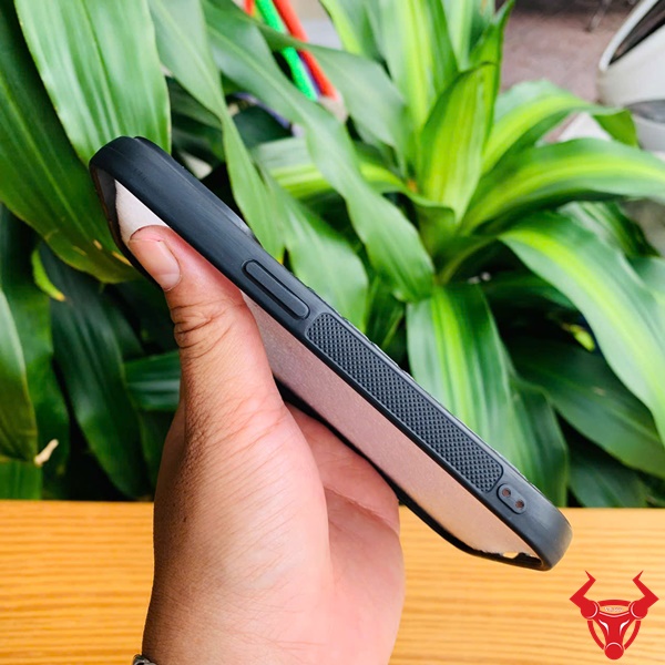 Ốp iPhone 14 Pro màu đen da cá sấu handmade