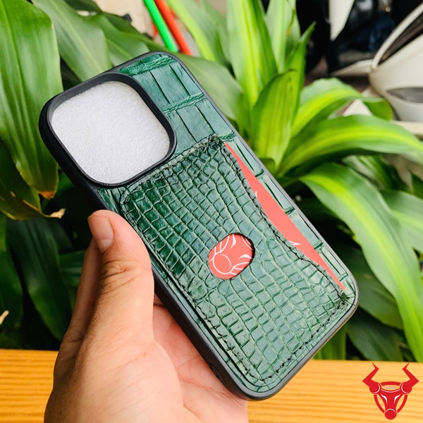 Ốp iPhone 14 Pro màu xanh lá da cá sấu có khe thẻ