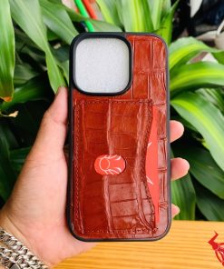 Phụ kiện iPhone 16 Pro da cá sấu màu nâu có khe thẻ