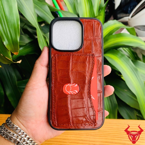 Phụ kiện iPhone da cá sấu thật – sang trọng và tiện dụng Phụ kiện iPhone 16 Pro da cá sấu màu nâu có khe thẻ