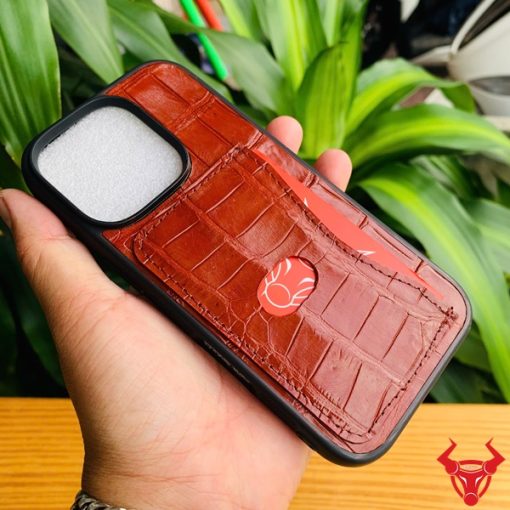 Ốp iPhone 16 Pro màu nâu đỏ có ví nhỏ phía sau