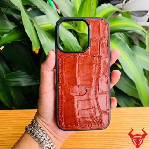 Ốp iPhone 16 Pro da cá sấu có ngăn đựng thẻ màu nâu đỏ