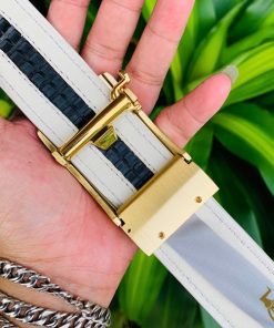 Mặt dưới khóa thiết kế ray trượt chắc chắn, giúp thắt lưng cố định hoàn hảo mà không làm hư hại bề mặt da. Cơ chế trượt mượt, dễ thao tác, mang lại cảm giác đeo thoải mái và sang trọng.