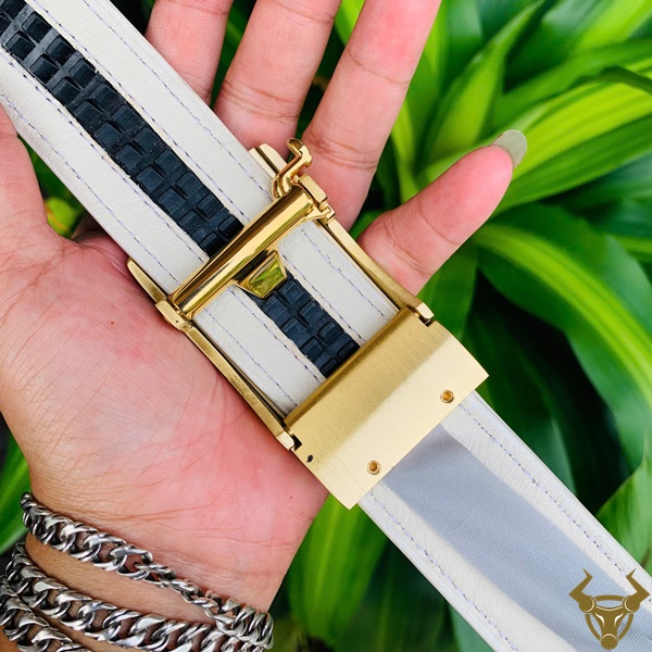 Mặt dưới khóa thiết kế ray trượt chắc chắn, giúp thắt lưng cố định hoàn hảo mà không làm hư hại bề mặt da Mặt dưới khóa thiết kế ray trượt chắc chắn, giúp thắt lưng cố định hoàn hảo mà không làm hư hại bề mặt da. Cơ chế trượt mượt, dễ thao tác, mang lại cảm giác đeo thoải mái và sang trọng.