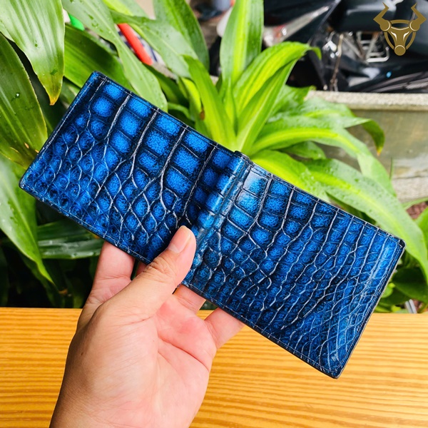 Ví Cá Sấu Kẹp Tiền Xanh Dương Patina – Nhỏ Gọn, Tinh Tế Ví Cá Sấu Kẹp Tiền Xanh Dương Patina – Nhỏ Gọn, Tinh Tế