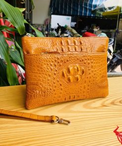 Clutch nam da cá sấu màu vàng bò CBDA4 với thiết kế mạnh mẽ và sang trọng.