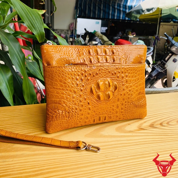 Clutch Nam Da Cá Sấu Vàng Bò – Phong Cách Lịch Lãm Clutch nam da cá sấu màu vàng bò CBDA4 với thiết kế mạnh mẽ và sang trọng.