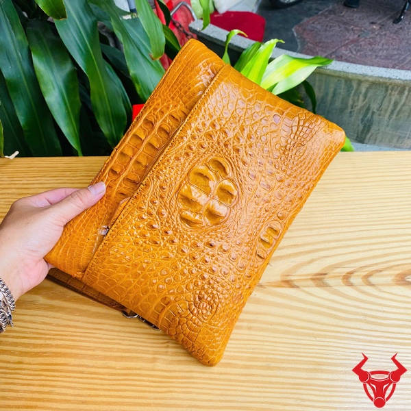 Clutch Cầm Tay CBDA4 – Sản Phẩm Đặc Biệt Cho Doanh Nhân Túi clutch da cá sấu CBDA4 – lựa chọn tinh tế cho người thành công.