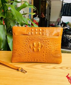 Clutch cầm tay da cá sấu gù sang trọng màu vàng bò CBDA4.