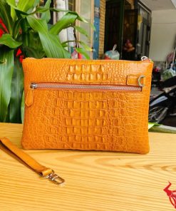 Clutch da gù cá sấu vàng bò – phụ kiện nổi bật dành cho phái mạnh.