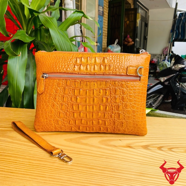 Clutch Da Cá Sấu Thật CBDA4 – Mạnh Mẽ Và Nam Tính Clutch da gù cá sấu vàng bò – phụ kiện nổi bật dành cho phái mạnh.