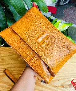 Clutch cầm tay màu vàng bò CBDA4 – biểu tượng của sự thịnh vượng.