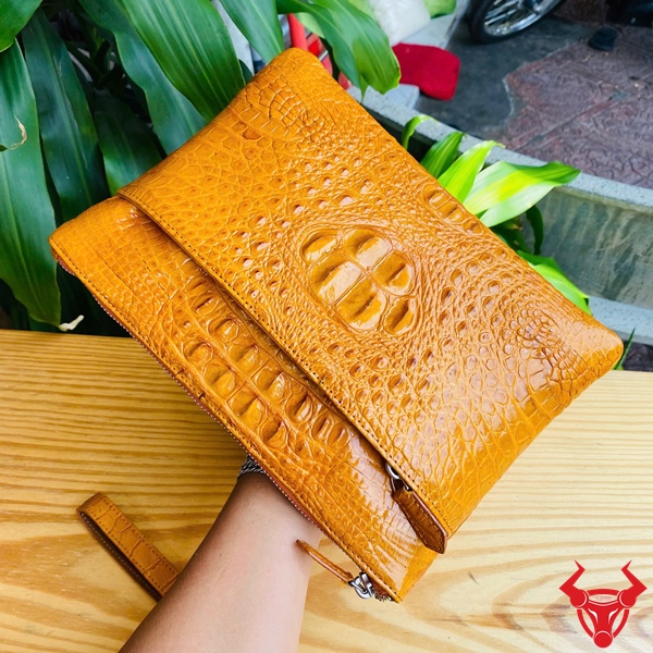 Clutch Cao Cấp Từ Da Cá Sấu Gù – Món Quà Cho Quý Ông Clutch cầm tay màu vàng bò CBDA4 – biểu tượng của sự thịnh vượng.