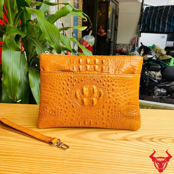 Clutch Da Cá Sấu Gù Sang Trọng CBDA4 – Đẳng Cấp Quý Ông Clutch cầm tay da cá sấu gù sang trọng màu vàng bò CBDA4.