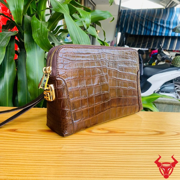 Clutch Da Cá Sấu Tinh Tế, Thời Trang Và Tiện Dụng Ví cầm tay nam da cá sấu CIAA8 bảo mật cao, màu nâu đất