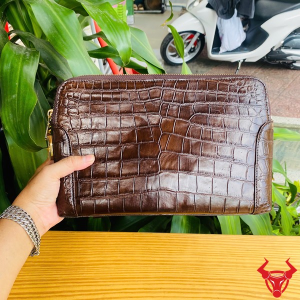 Clutch Nam Cao Cấp Da Cá Sấu Tự Nhiên Màu Nâu Clutch da cá sấu màu nâu đất cho quý ông cá tính