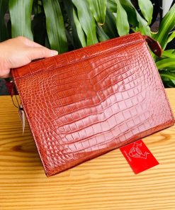 Túi clutch da bụng cá sấu màu nâu đỏ, kiểu dáng nam tính, mã CKA8.