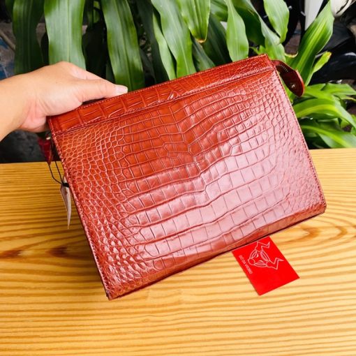 Túi clutch da bụng cá sấu màu nâu đỏ, kiểu dáng nam tính, mã CKA8.