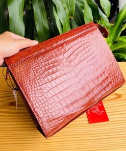 Clutch da bụng cá sấu thụt 1 khuôn CKA8 màu nâu đỏ nam tính.