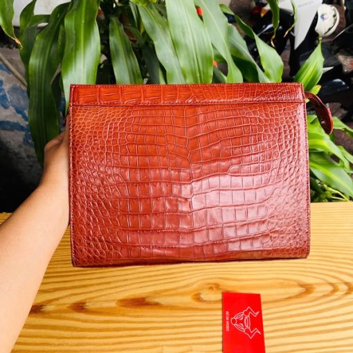Clutch nam cao cấp da cá sấu màu nâu đỏ nguyên miếng thụt.