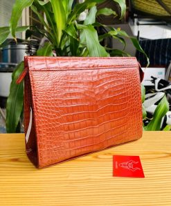Clutch cá sấu bụng nguyên thụt màu nâu đỏ – mẫu thời trang quý ông.