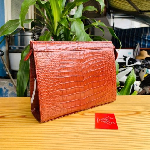 Clutch cá sấu bụng nguyên thụt màu nâu đỏ – mẫu thời trang quý ông.