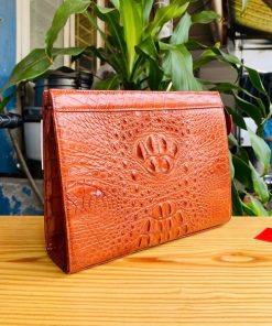 Clutch CKA4 nâu đỏ – phụ kiện của người đàn ông bản lĩnh.