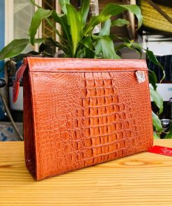 Clutch gù da cá sấu – sang trọng từ từng chi tiết.