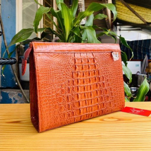 Clutch gù da cá sấu – sang trọng từ từng chi tiết.