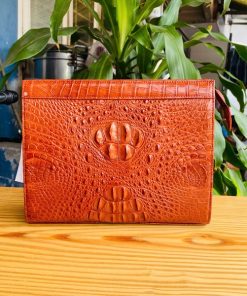 Clutch gù da cá sấu nâu đỏ dành cho quý ông tinh tế.