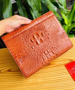 Clutch nâu đỏ – phụ kiện thiết yếu cho doanh nhân.