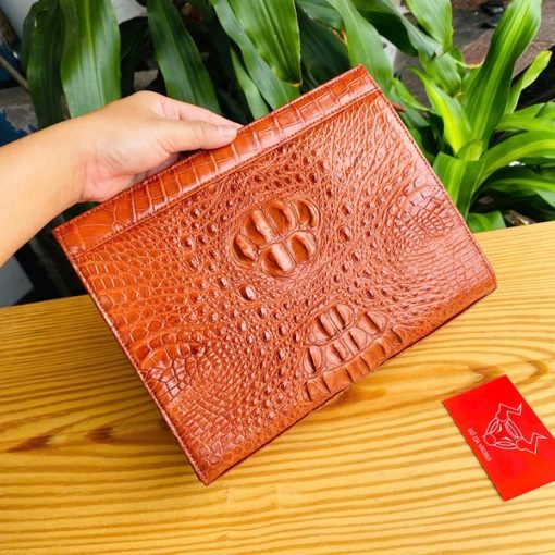 Clutch nâu đỏ – phụ kiện thiết yếu cho doanh nhân.