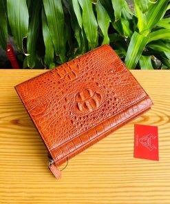 Clutch gù cá sấu nâu đỏ – trợ thủ đắc lực cho thời trang quý ông.