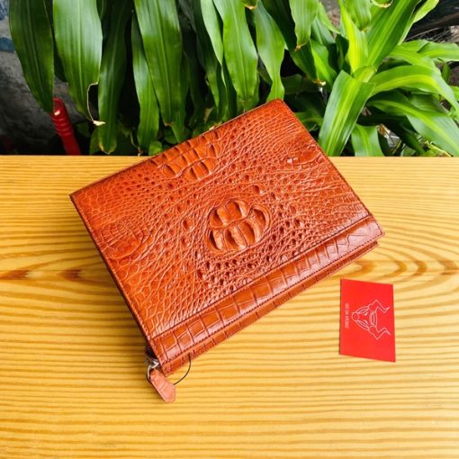 Clutch gù cá sấu nâu đỏ – trợ thủ đắc lực cho thời trang quý ông.