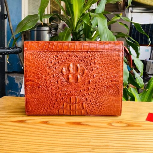 Clutch gù da cá sấu nâu đỏ dành cho quý ông tinh tế.
